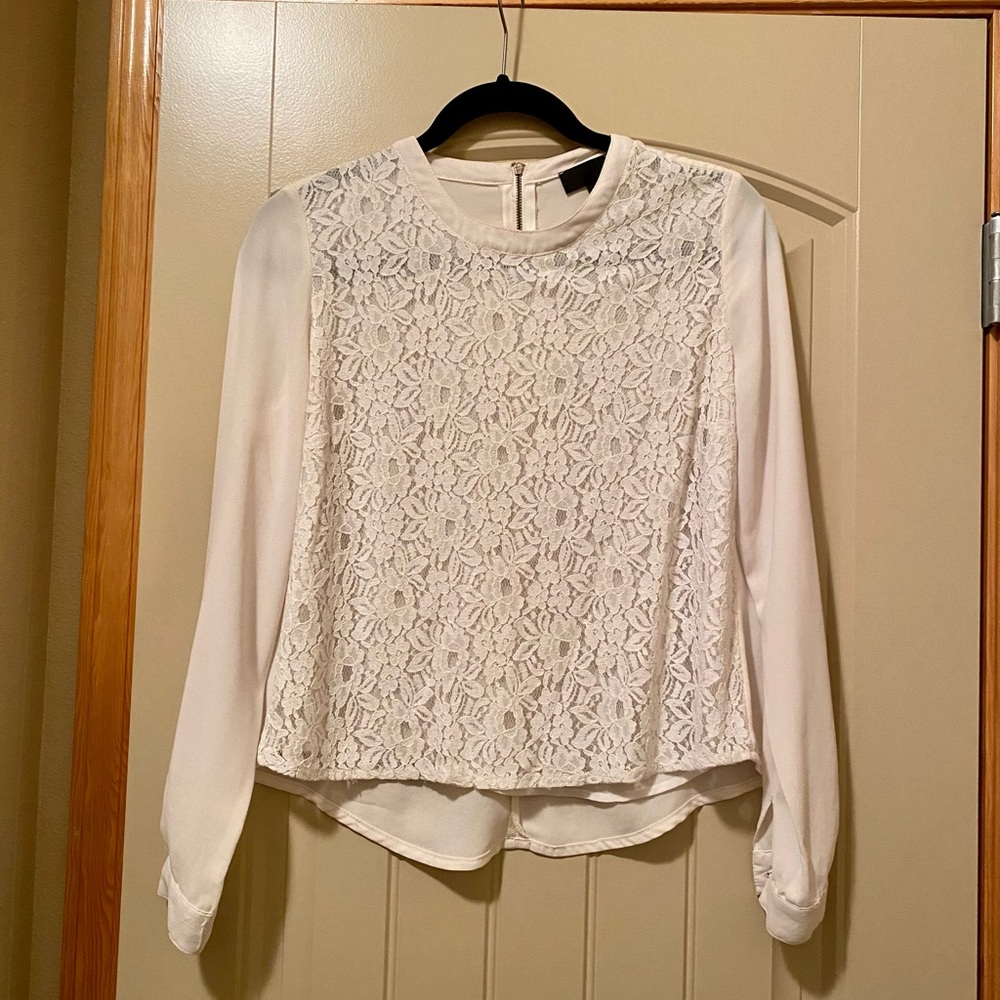 Blouse with lace